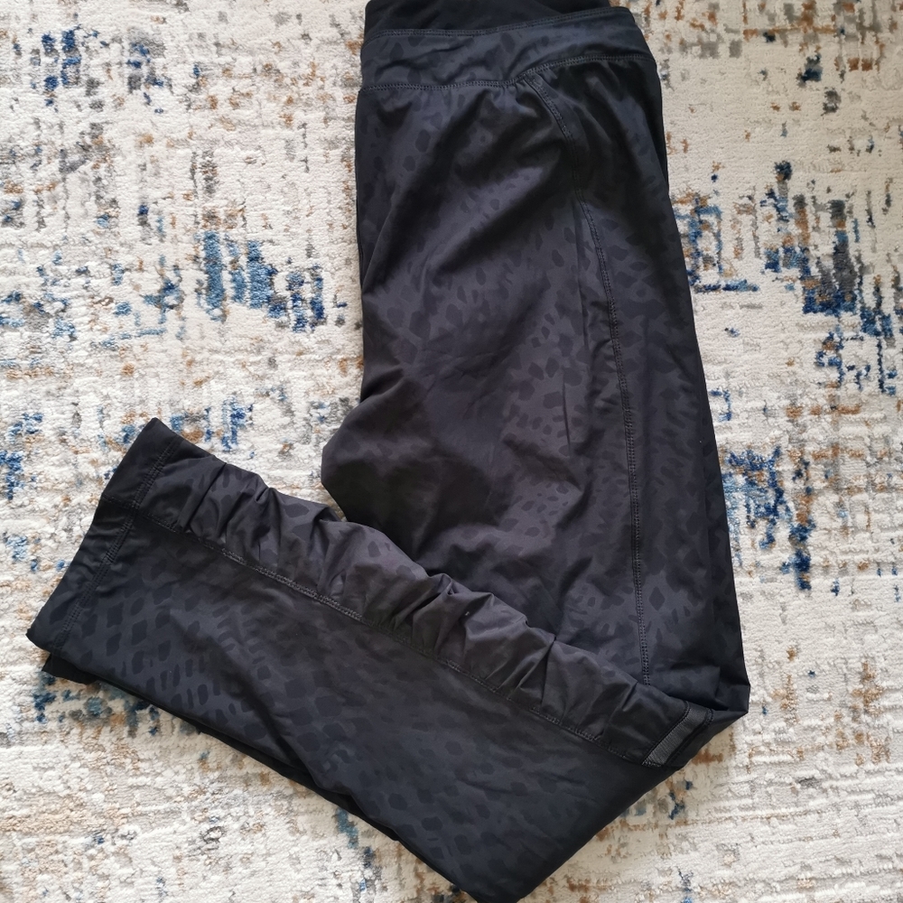 Lululemon Runderful size 8 pants - Picture 2 of 7